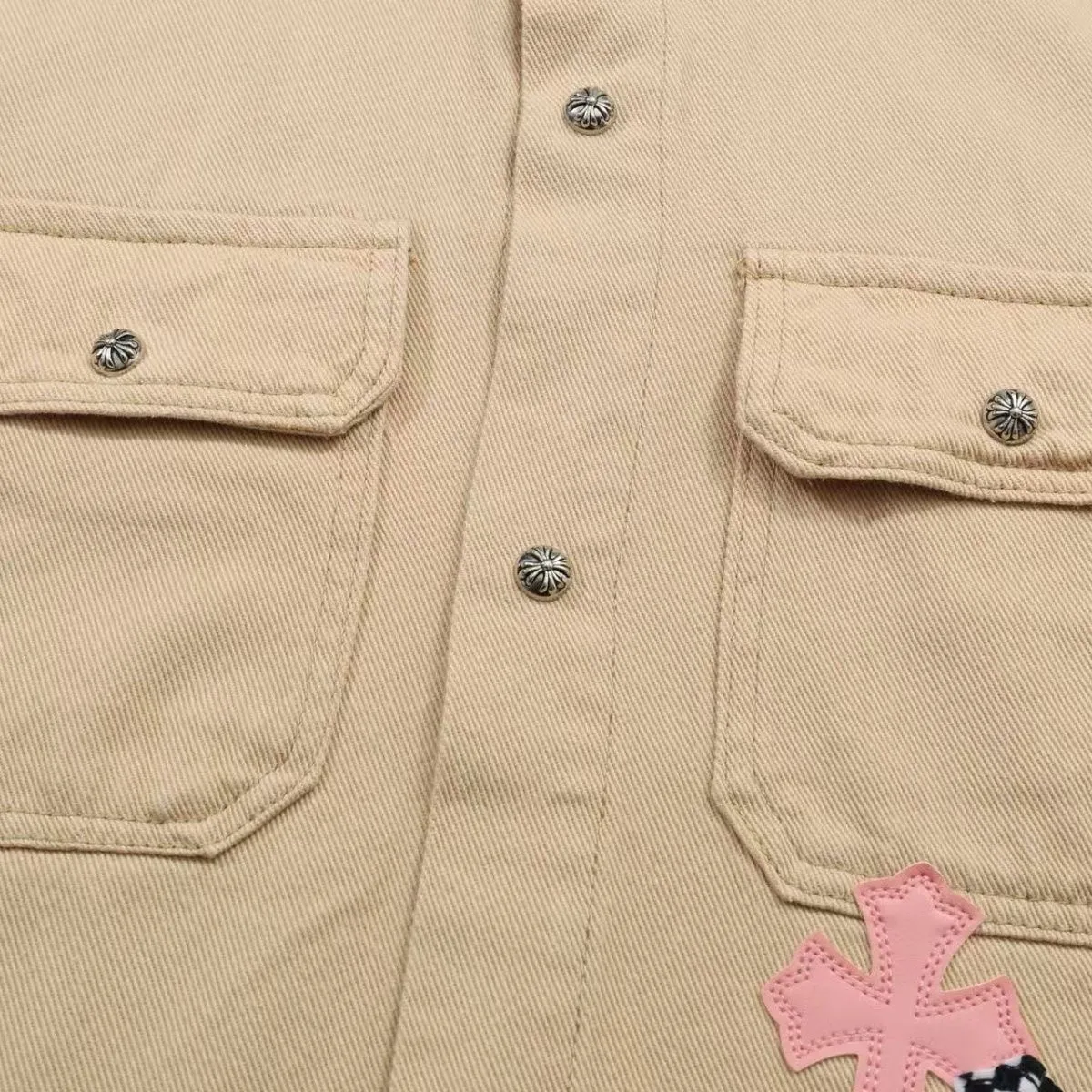 P270 💰 Chrome Hearts丨Chrome Hearts 25ss Cherry Blossom Pink Leather Jacket - WorkDog Pink Leather Jacket, a timeless workwear series. The fabric is made of custom-woven high-density canvas, which took more than two months. It was subsequently lightly coated to give the whole body a glossy look~ Zero color difference was achieved, and the texture details of the fabric were all in place! The crosses of the accessories are all genuine sheepskin, hand-stitched! The actual texture is better, the upper body is stiff, and it is OK for both men and women. Color: Khaki Size: S-M-L-X